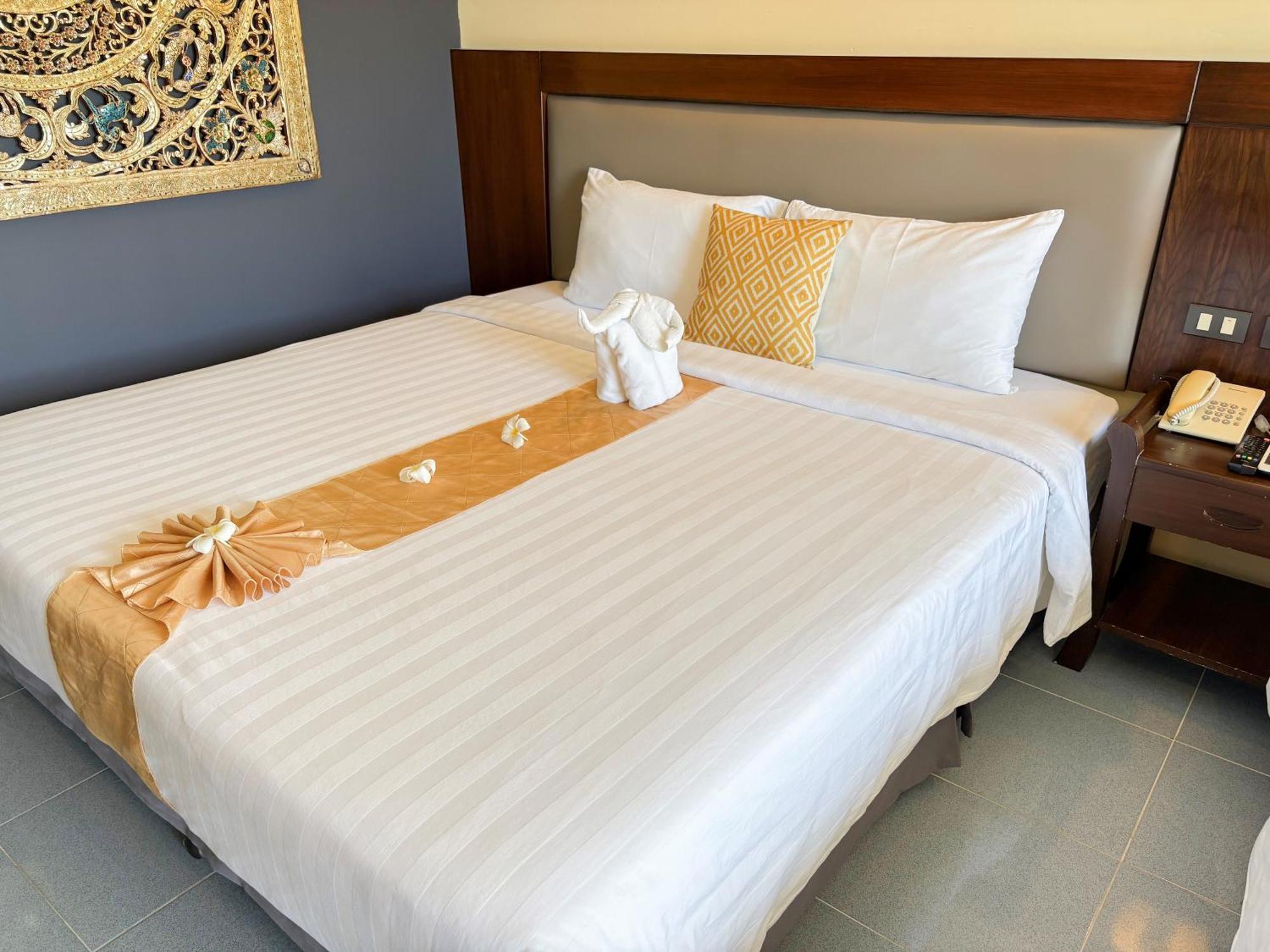 Blue Beach Grand Resort And Spa In Chalong Phuket By Dayuu Ban Saiyuan ภายนอก รูปภาพ